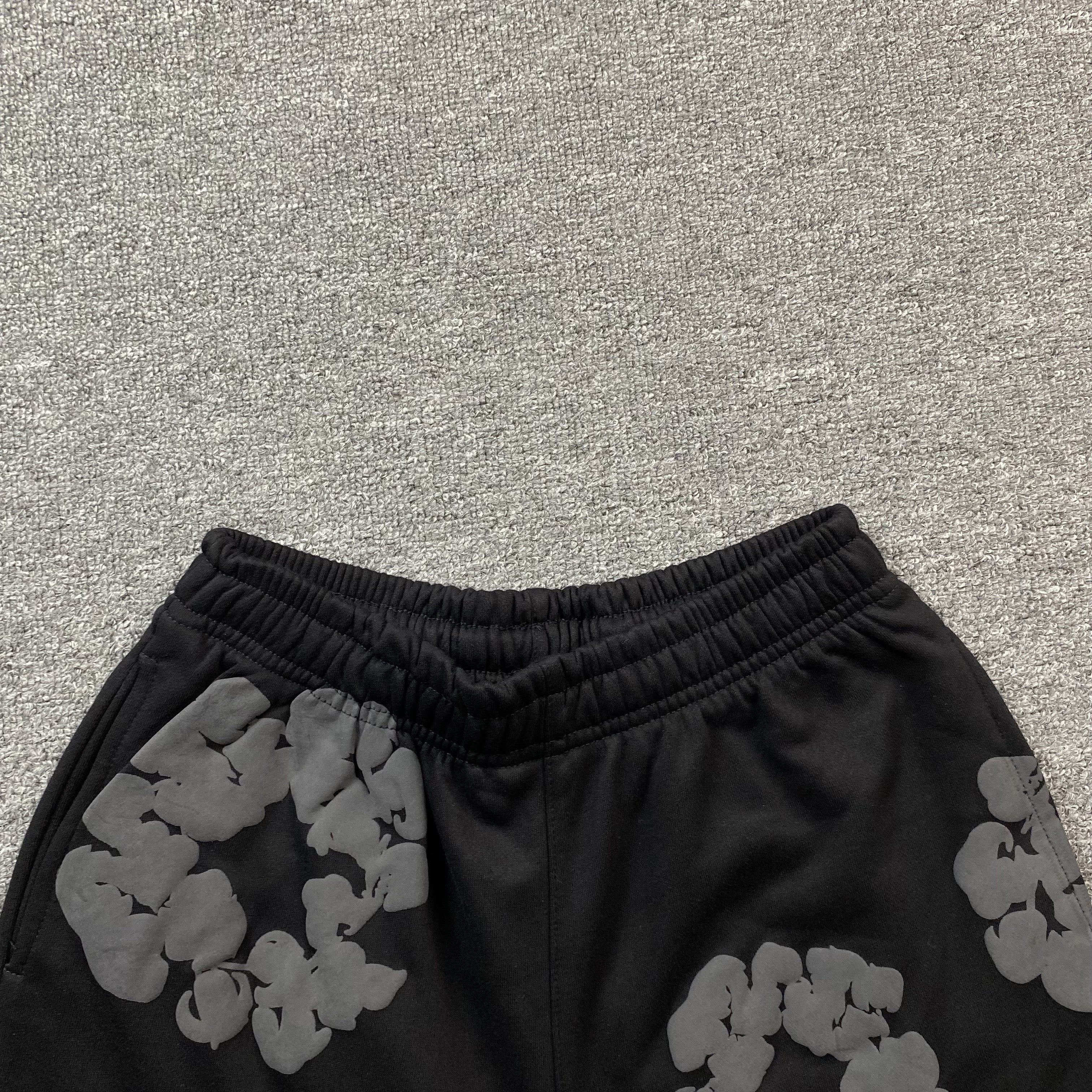 DENIM TEARS COTTON WREATH SHORTS MONOCHROME BLACK - netstar®