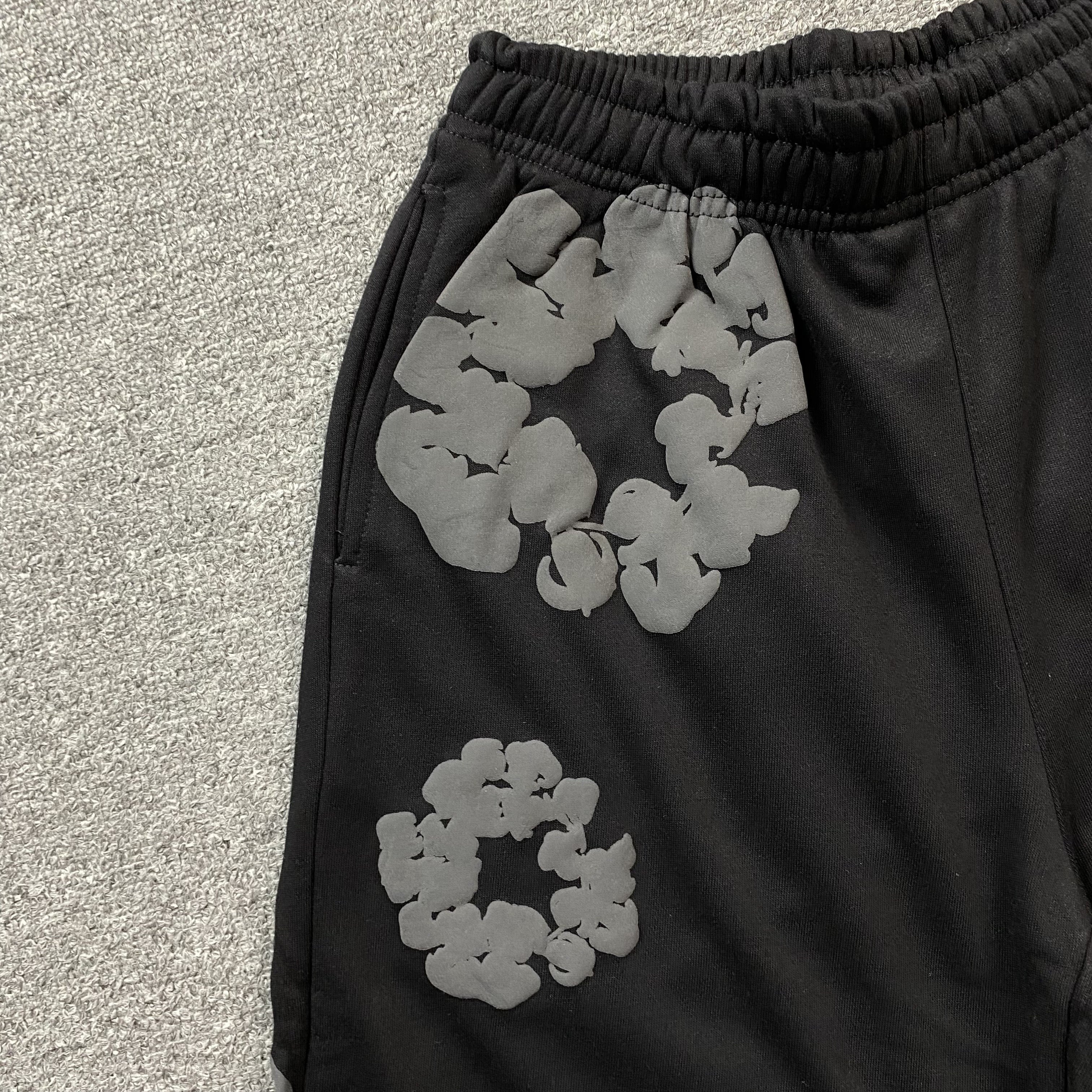 DENIM TEARS COTTON WREATH SHORTS MONOCHROME BLACK - netstar®