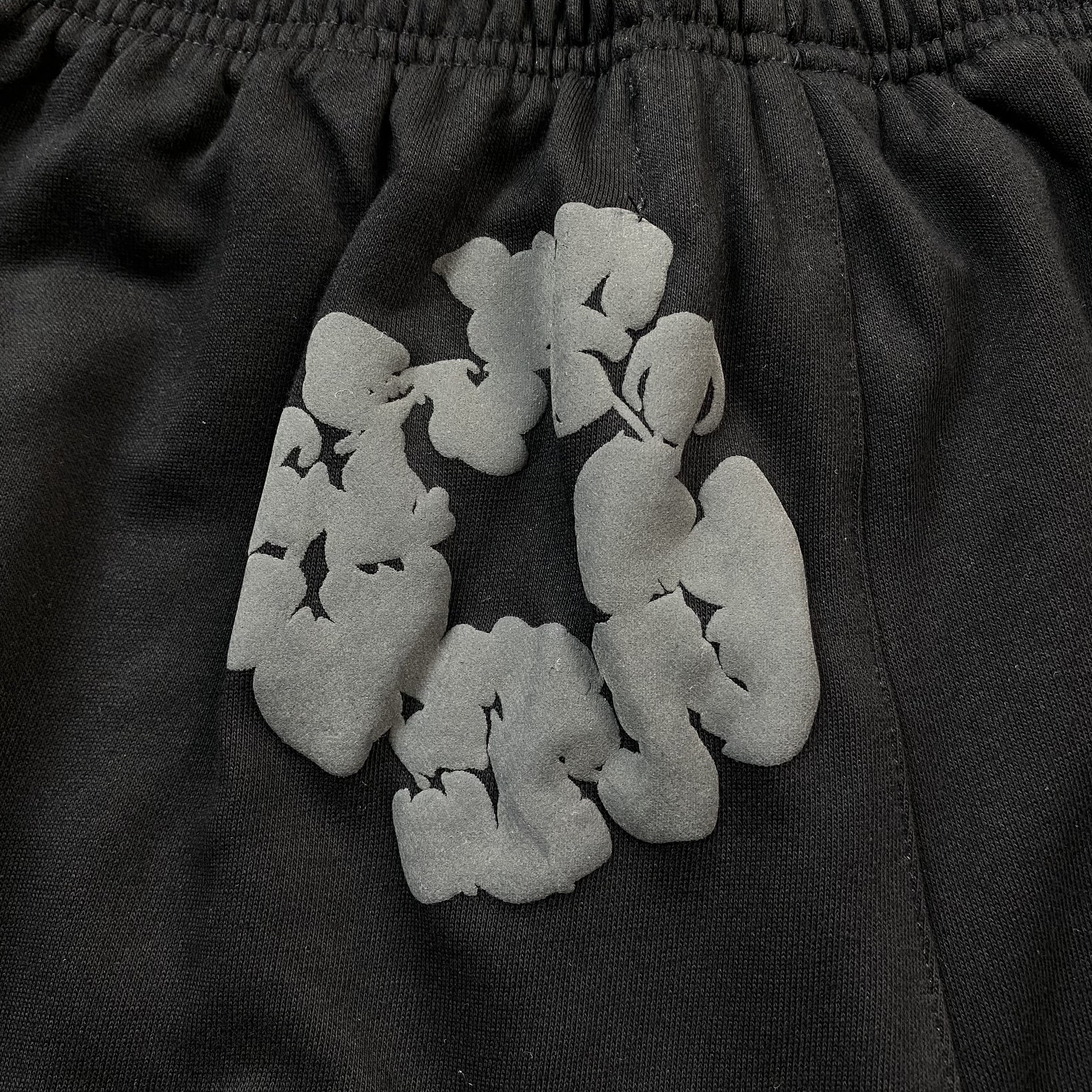 DENIM TEARS COTTON WREATH SHORTS MONOCHROME BLACK - netstar®