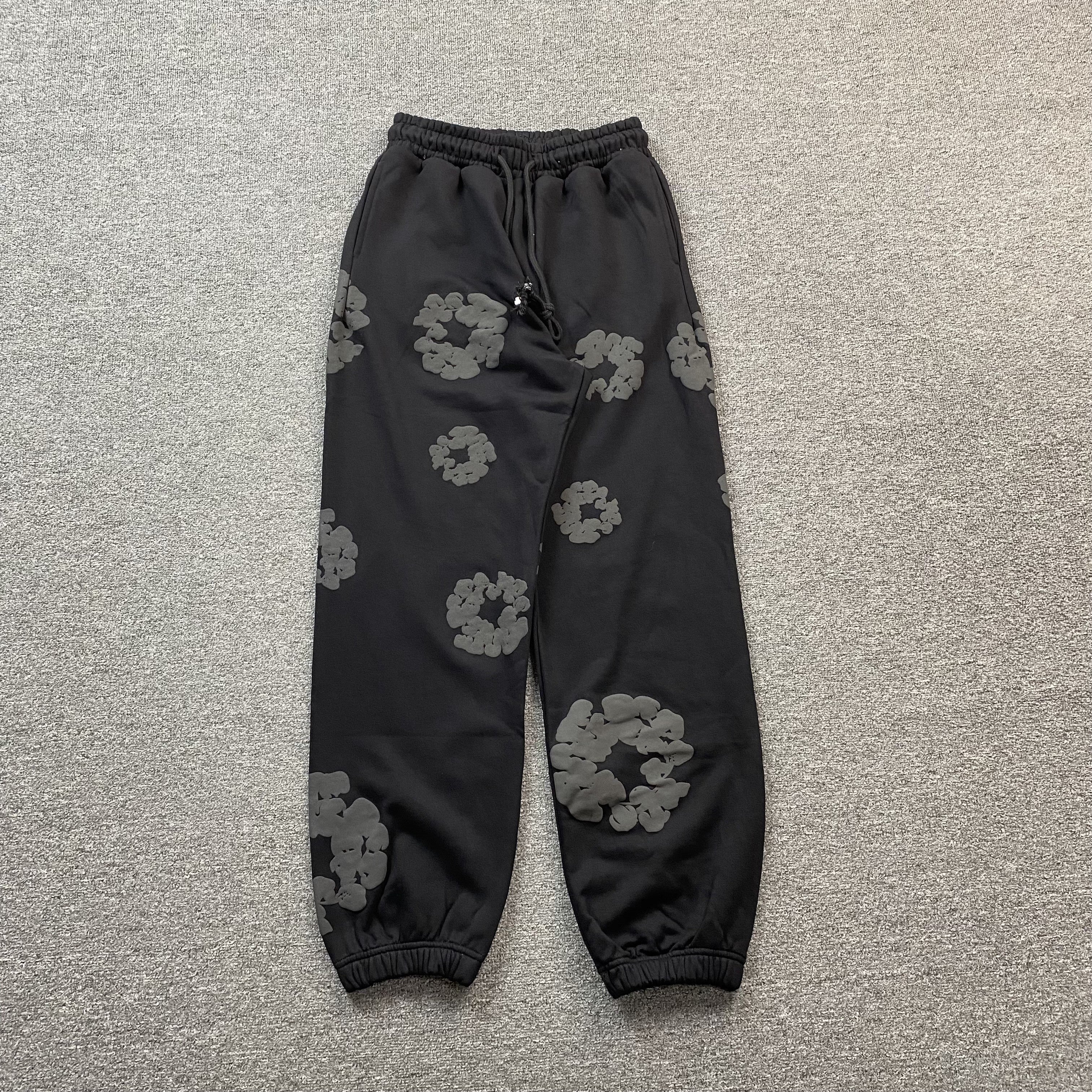 DENIM TEARS COTTON WREATH SWEATPANTS MONOCHROME BLACK - netstar®