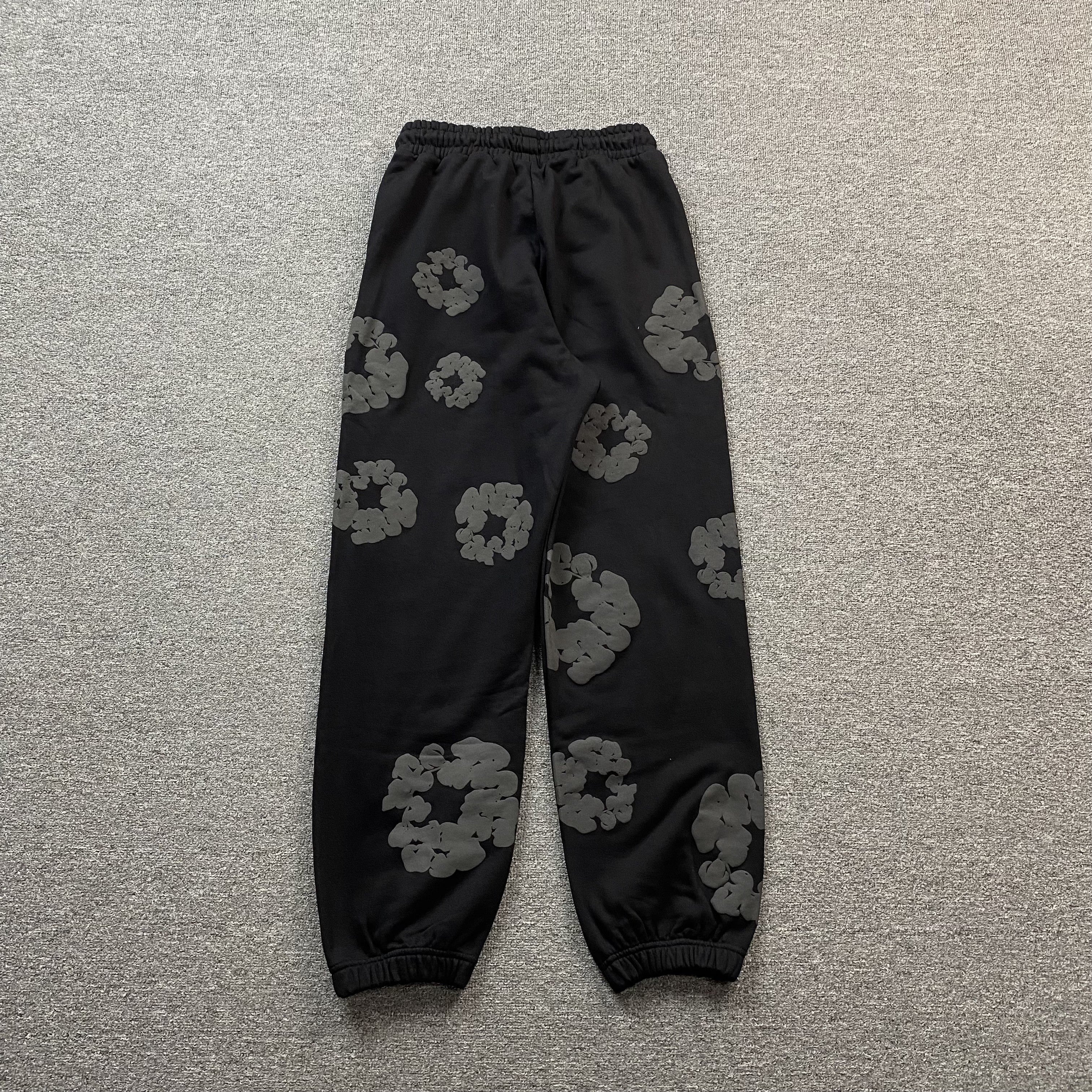 DENIM TEARS COTTON WREATH SWEATPANTS MONOCHROME BLACK - netstar®