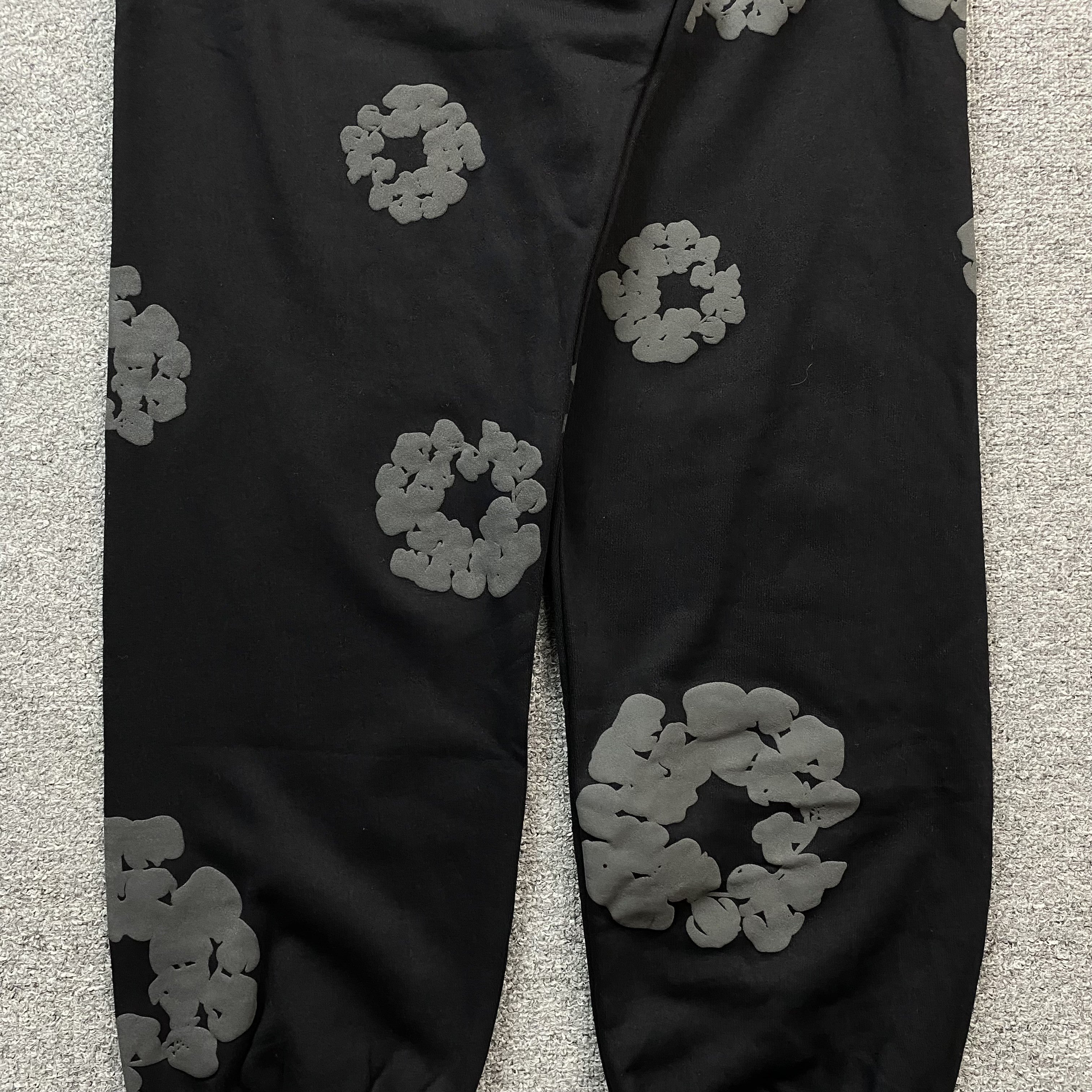 DENIM TEARS COTTON WREATH SWEATPANTS MONOCHROME BLACK - netstar®