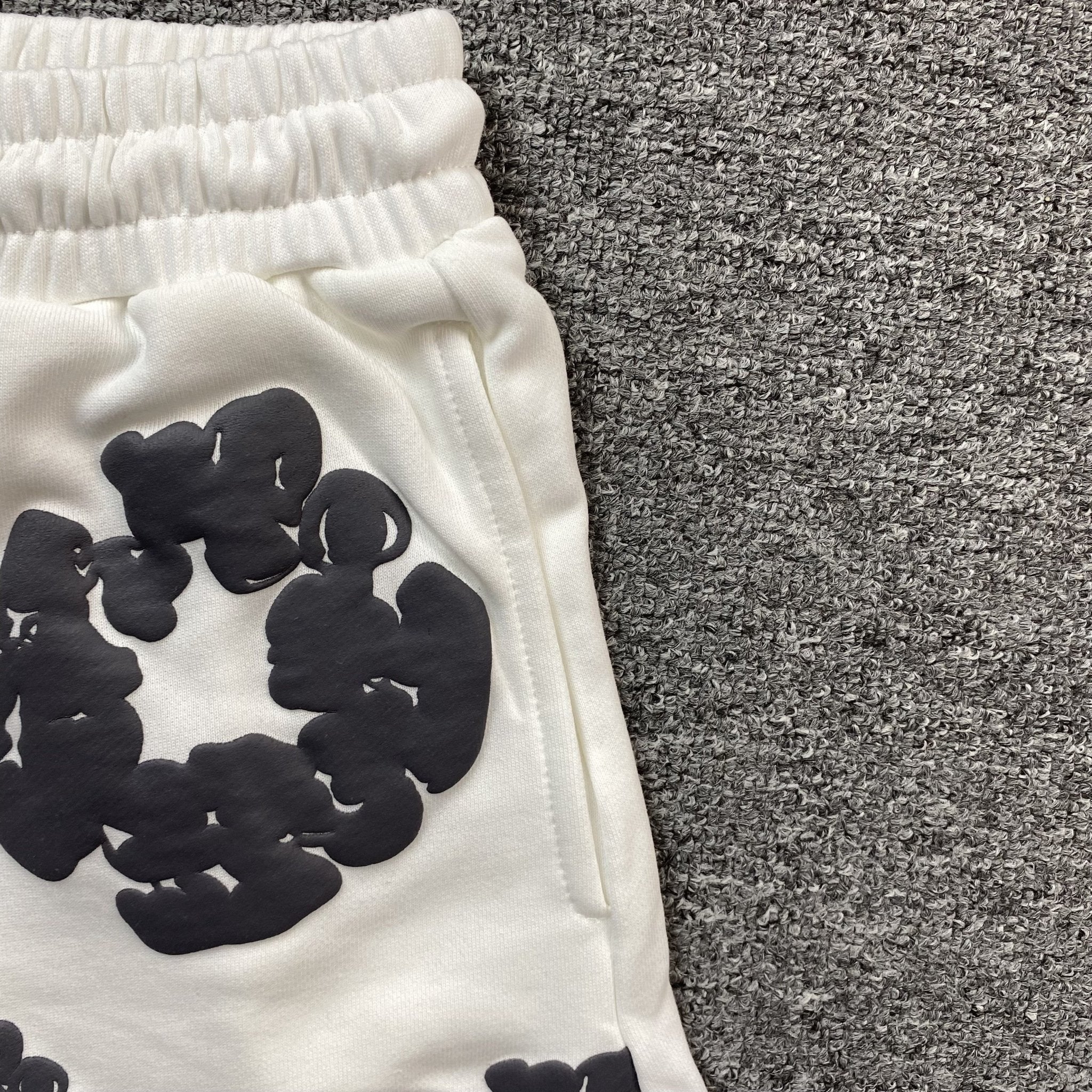 DENIM TEARS COTTON WREATH SHORTS WHITE - netstar