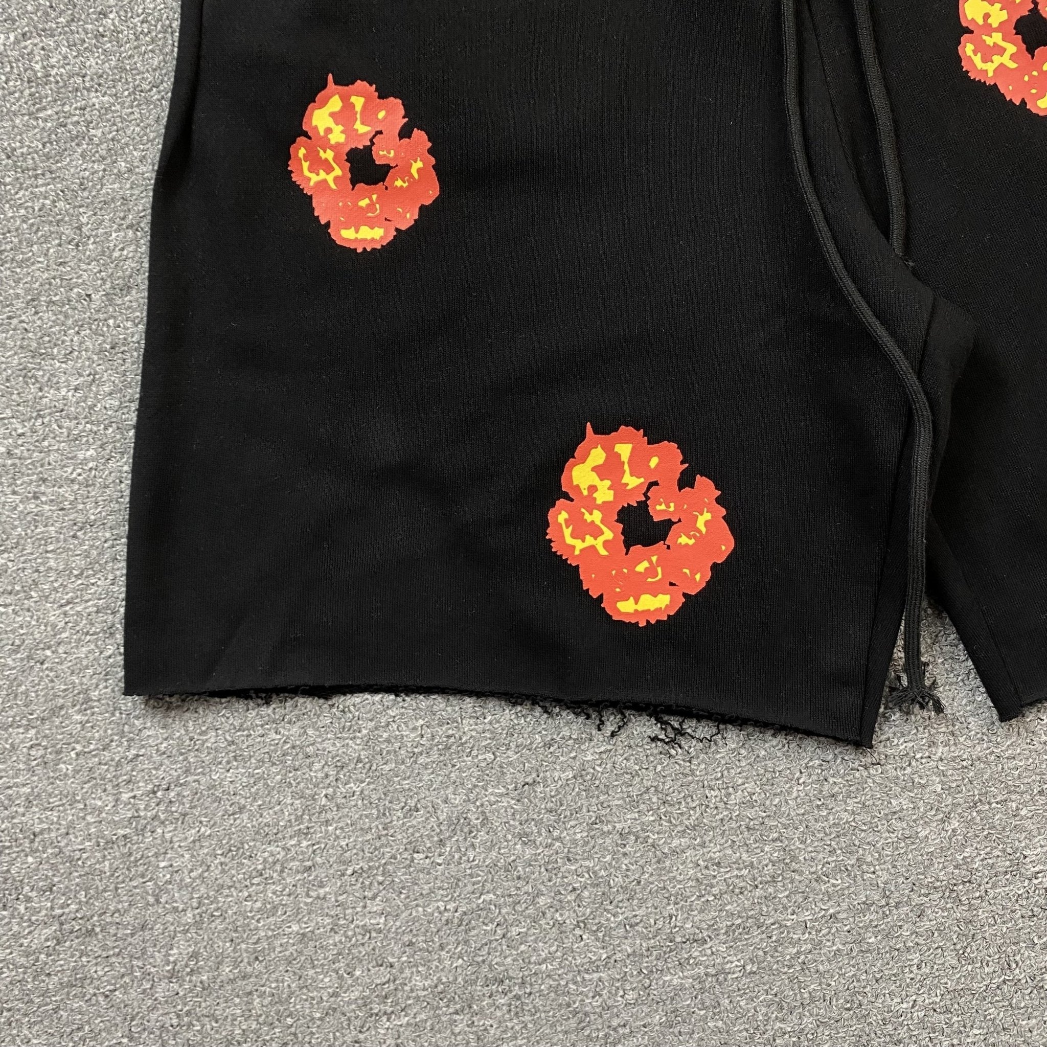 DENIM TEARS x OFFSET COTTON WREATH SHORTS BLACK - netstar