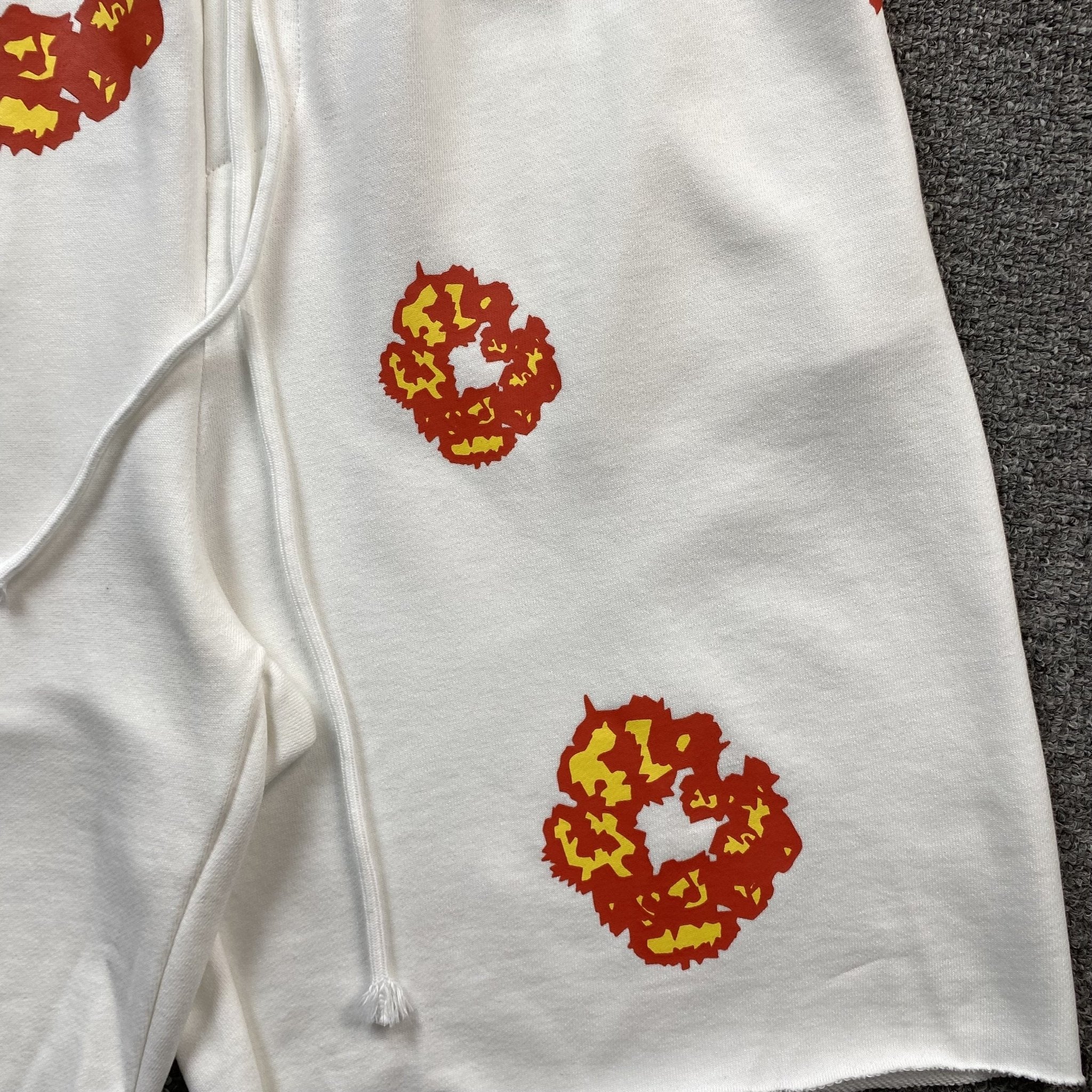 DENIM TEARS x OFFSET COTTON WREATH SHORTS WHITE - netstar